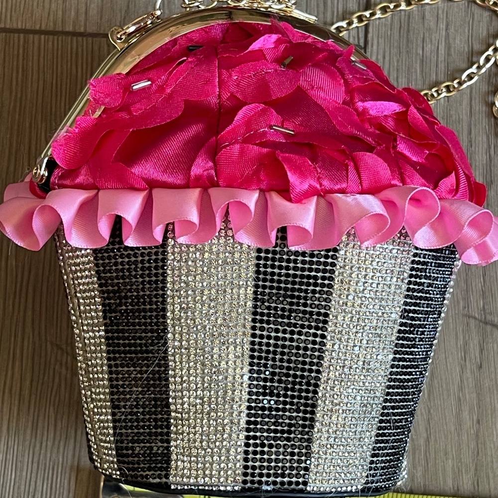 Betsey Johnson Cupcake Crossbody Bag- - Picture 4 of 8